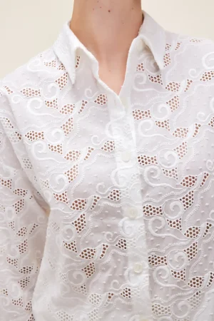شومیز سفید رنگ adl خامه دوزی شده یقه مردانه نمای نزدیک لباس