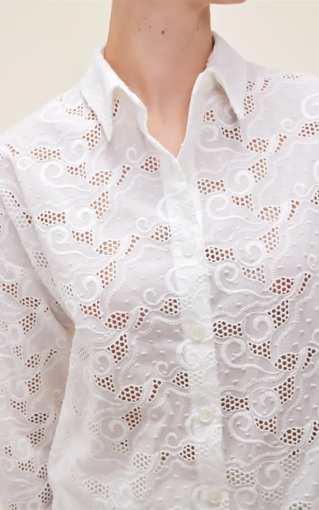 شومیز سفید رنگ adl خامه دوزی شده یقه مردانه نمای نزدیک لباس