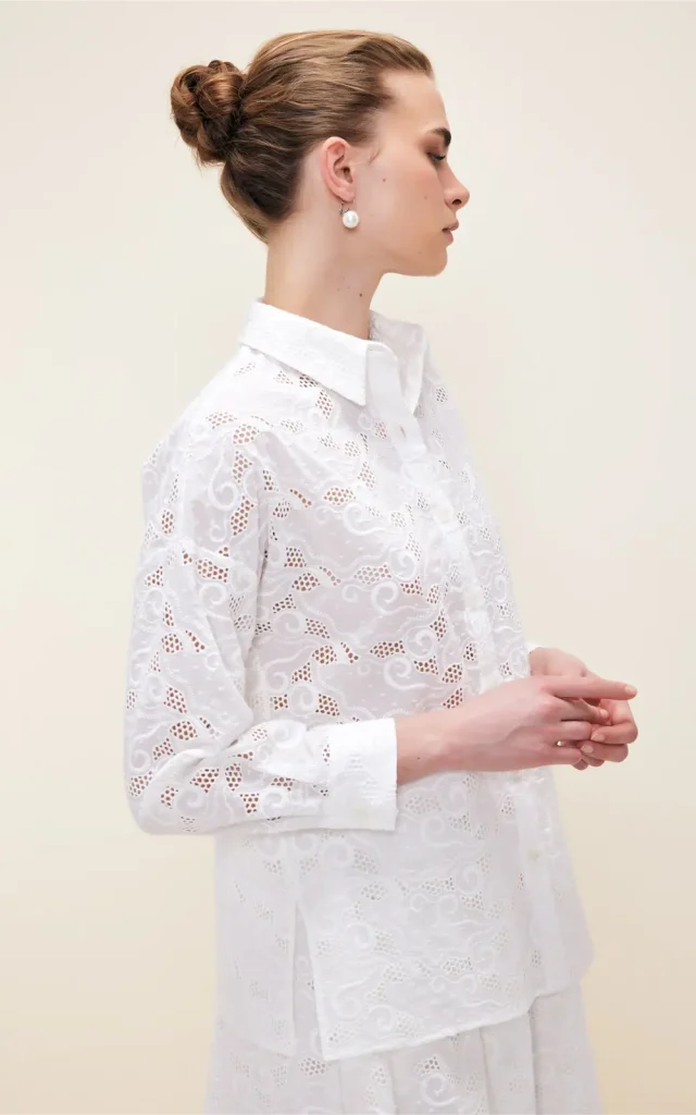شومیز سفید رنگ adl خامه دوزی شده یقه مردانه نمای کنار لباس