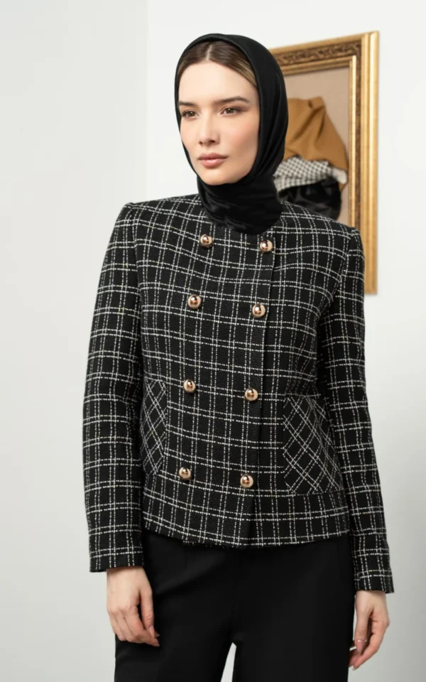 نمای رو به رو جلیقه زنانه مشکی رنگ چهارخانه آستین بلند دکمه‌دار نوادو