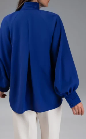 بلوز زنانه آستین مچی و بلند آبی رنگ و طرح یقه اسکی نوادو ۱