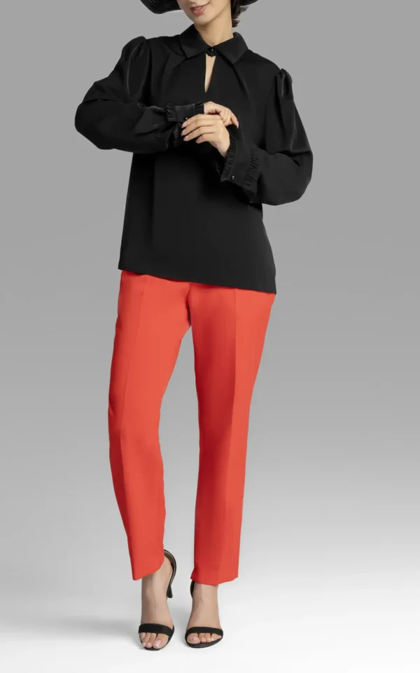 نمای قدی رو به رو بلوز مشکی زنانه رسمی آستین بلند یقه مدل هالتر نوادو