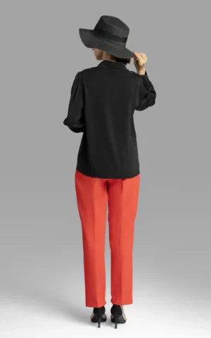 نمای پشت بلوز مشکی زنانه رسمی آستین بلند یقه مدل هالتر نوادو