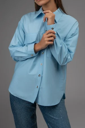 نمای جلو شومیز زنانه نوادو رنگ آبی آسمانی دکمه دار آستین بیشاپ