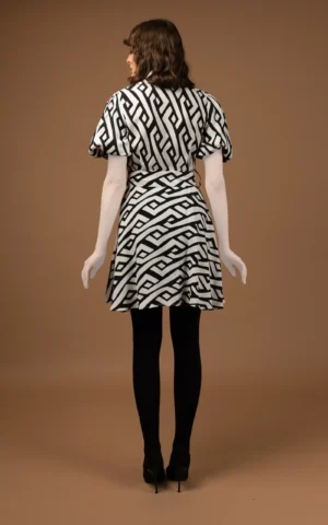 پیراهن زنانه کوتاه دکمه‌دار با طرح هندسی برند نوادو کد 403014181488 - Image 2