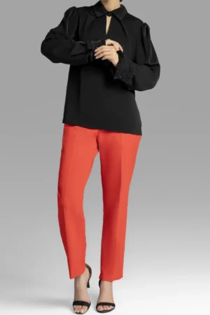 نمای قدی رو به رو بلوز مشکی رنگ آستین بیشاپ نوادو