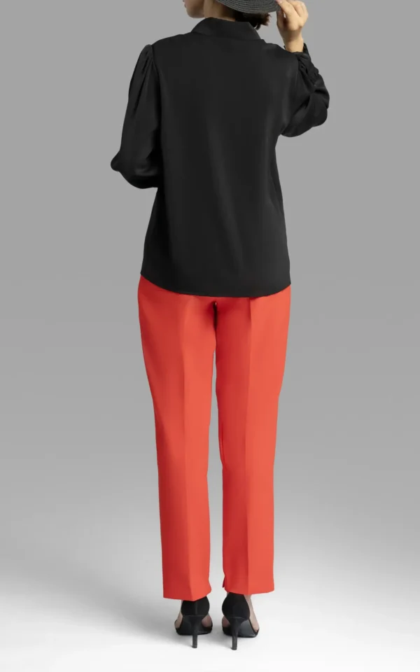 نمای قدی پشت بلوز مشکی رنگ آستین بیشاپ نوادو