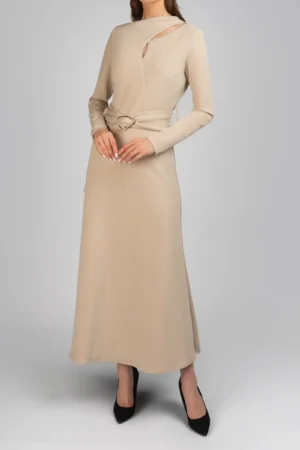 پیراهن زنانه کرم رنگ کمربنددار پاییز-زمستانه آستین بلند برش‌دار نوادو