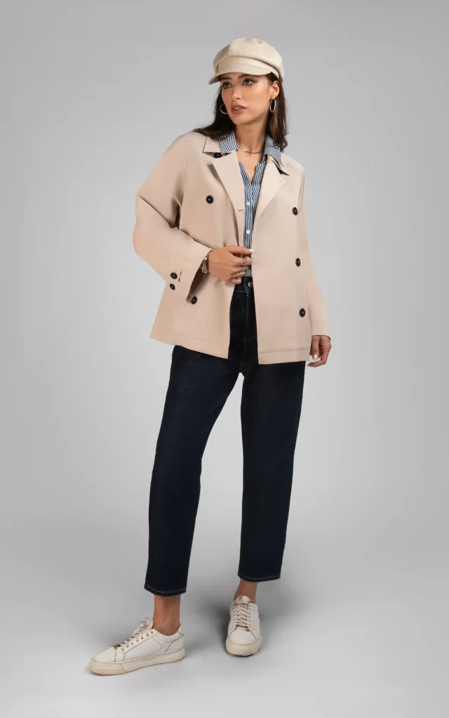 بارانی زنانه کرم رنگ دکمه و یقه‌دار پاییز-زمستانه نوادو