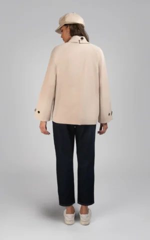 بارانی زنانه کرم رنگ دکمه و یقه‌دار پاییز-زمستانه نوادو