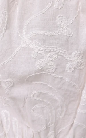بلوز سفید گلدوزی‌شده با طراحی پپلوم و استایل فانتزی برند کلینز کد CL1074644 - Image 2