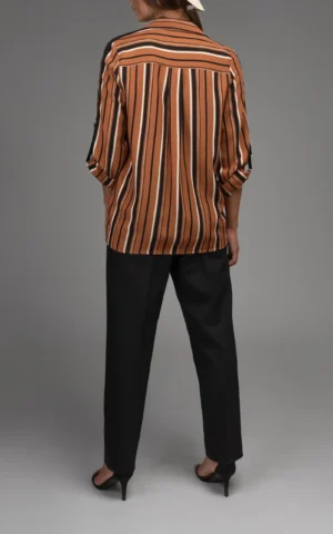 نمای پشت شومیز حریر زنانه طرح‌دار با طراحی خاص و استایل لوکس برند Nevado، مناسب استایل رسمی و شیک