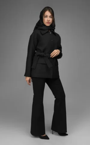 نمای رو به رو کت مشکی زنانه بند و دکمه‌دار پاییز-زمستانه نوادو
