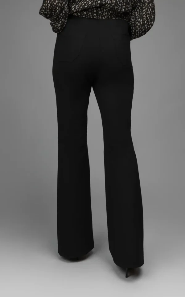 نمای پشت شلوار زنانه مشکی نوادو