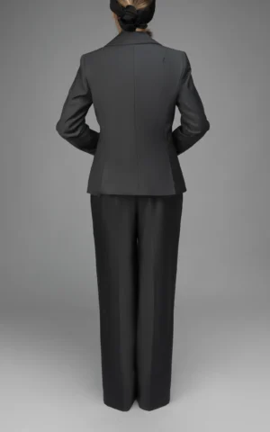 نمای قدی پشت کت زنانه طوسی رنگ دکمه‌دار پاییز-زمستانه نوادو