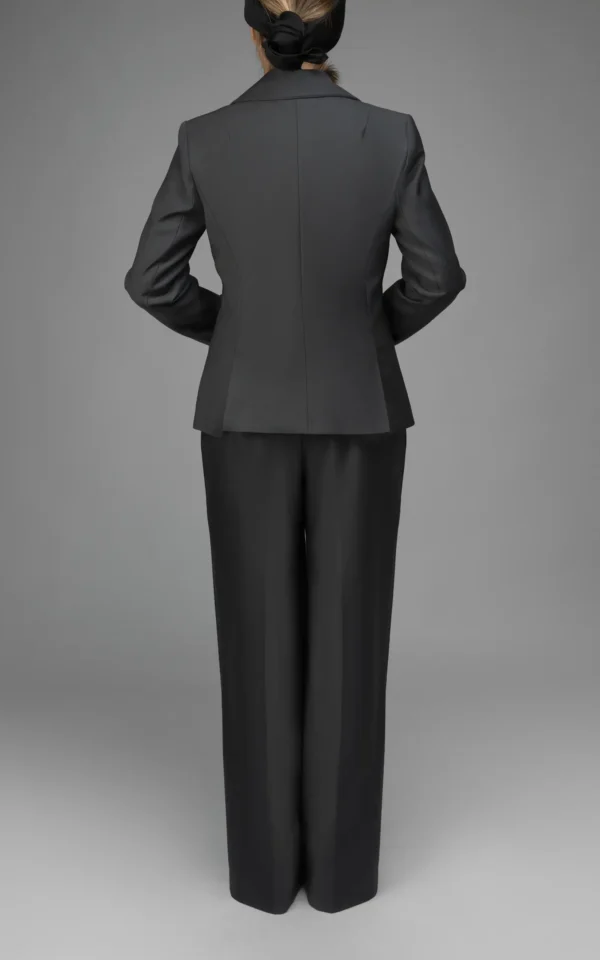 نمای قدی پشت کت زنانه طوسی رنگ دکمه‌دار پاییز-زمستانه نوادو