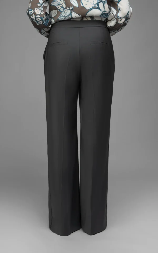 نمای پشت شلوار زنانه طوسی رنگ رسمی پاییز-زمستانه نوادو