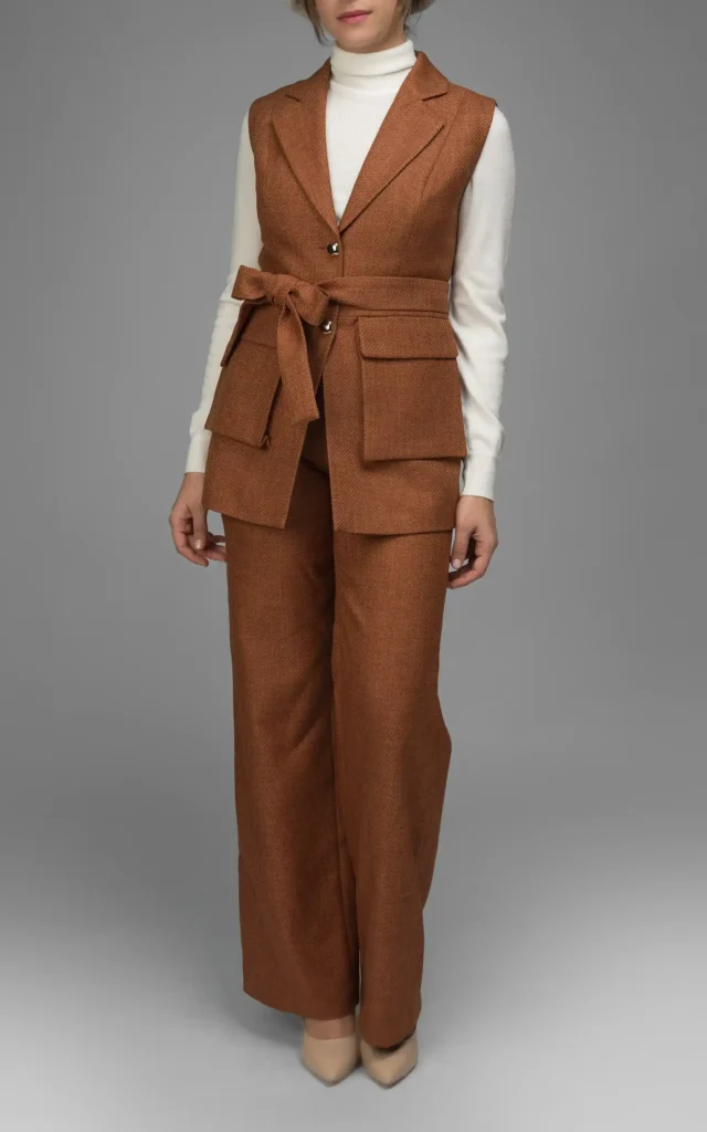 نمای قدی رو به رو شلوار زنانه فهوه‌ای رنگ پاییز-زمستانه نوادو