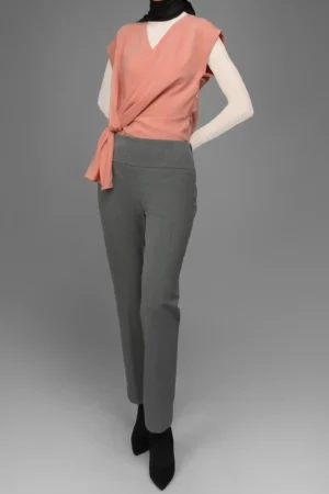 نمای قدی رو به رو شلوار زنانه طوسی رنگ رسمی نوادو