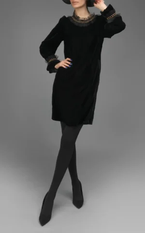 نمای قدی رو به رو پیراهن مشکی مخملی زنانه پاییز-زمستانه نوادو