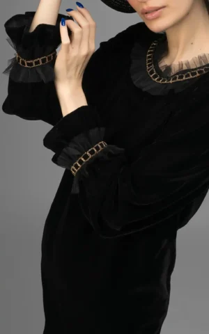 نمای کنار پیراهن مشکی مخملی زنانه پاییز-زمستانه نوادو