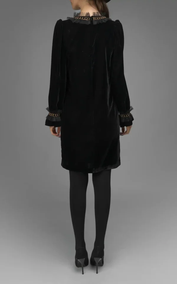 نمای قدی پشت پیراهن مشکی مخملی زنانه پاییز-زمستانه نوادو