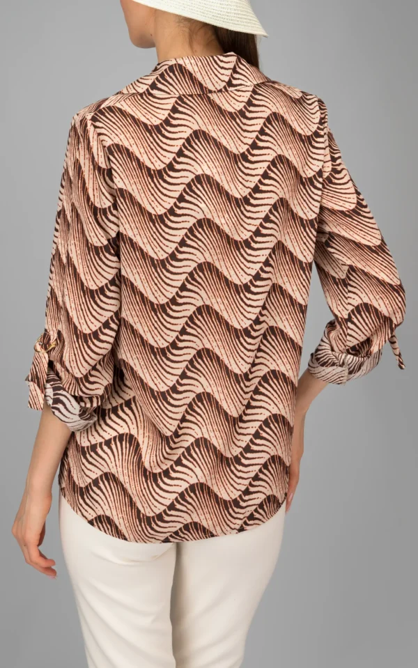 نمای پشت شومیز زنانه طرح دار nevado رنگ قهوه ای