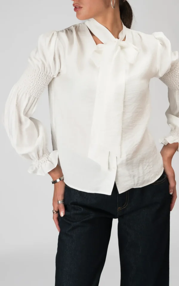 بلوز زنانه سفید یقه پاپیونی آستین اسموک بهار-تابستانه مجلسی نوادو