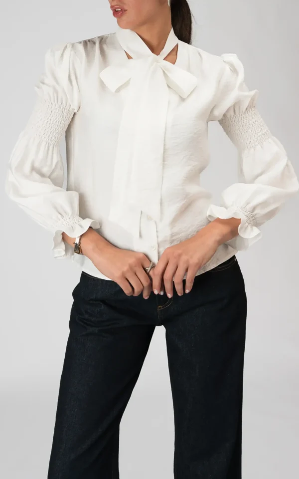 بلوز زنانه سفید یقه پاپیونی آستین اسموک بهار-تابستانه مجلسی نوادو