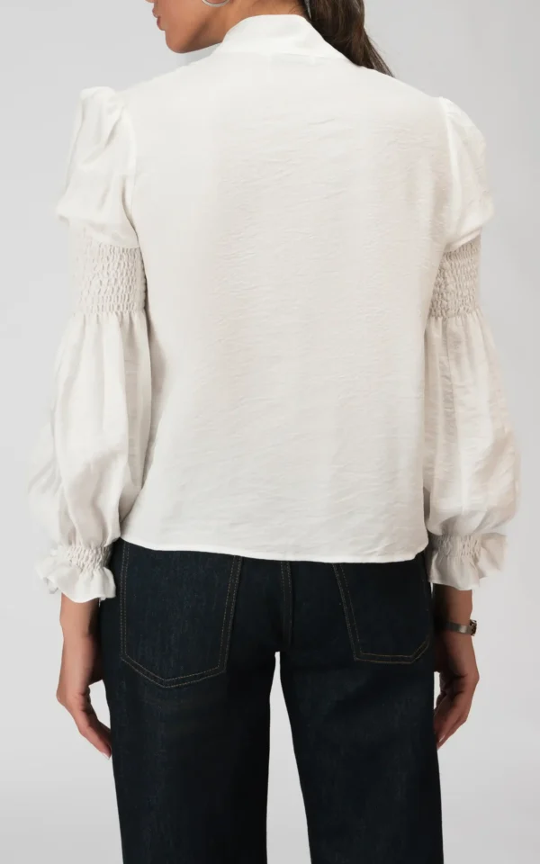 بلوز زنانه سفید یقه پاپیونی آستین اسموک بهار-تابستانه مجلسی نوادو