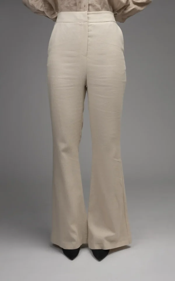 نمای رو به رو جزییات شلوار رنگ کرم زنانه نوادو