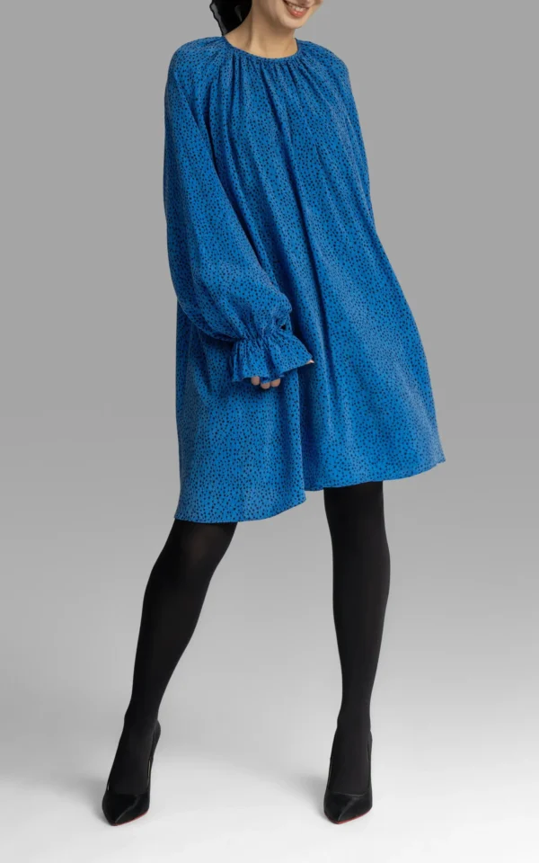 نمای قدی رو به رو پیراهن زنانه آستین بلند پفی آبی رنگ نقطه دار