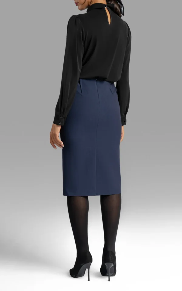 نمای پشت شلوار زنانه سرمه‌ای رنگ رسمی نوادو