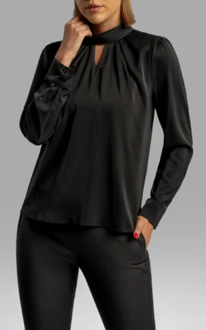 نمای جلو بلوز مشکی زنانه رسمی آستین بلند یقه مدل هالتر نوادو