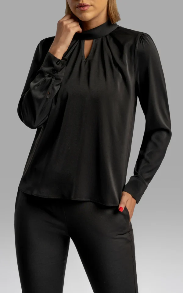 نمای جلو بلوز مشکی زنانه رسمی آستین بلند یقه مدل هالتر نوادو