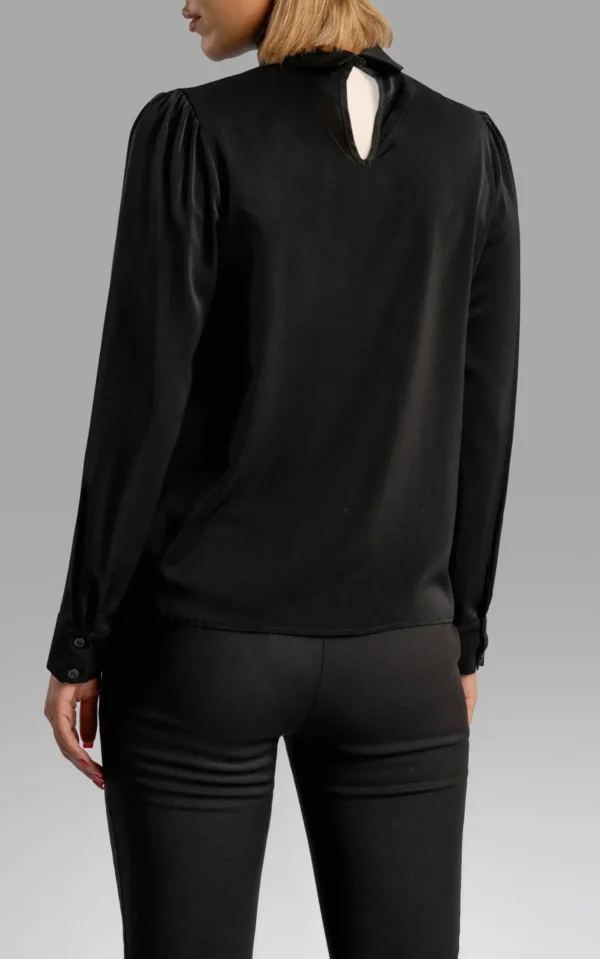 نمای پشت بلوز مشکی زنانه رسمی آستین بلند یقه مدل هالتر نوادو