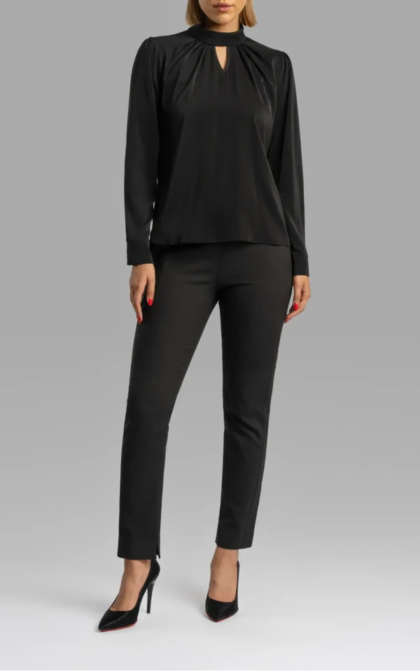 نمای قدی رو به رو بلوز مشکی زنانه رسمی آستین بلند یقه مدل هالتر نوادو