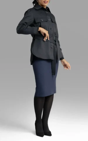 نمای قدی رو به رو بارانی زنانه سرمه‌ای تیره آستین بلند نوادو