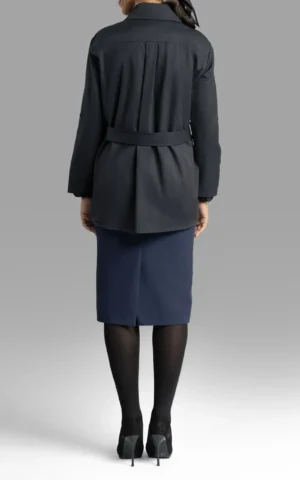 نمای پشت بارانی زنانه سرمه‌ای تیره آستین بلند نوادو