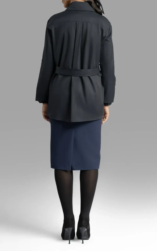 نمای پشت بارانی زنانه سرمه‌ای تیره آستین بلند نوادو