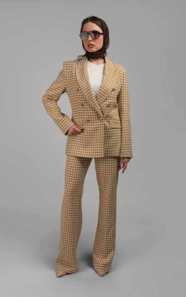 کت زنانه دکمه‌دار طرح‌دار پاییز-زمستانه کرم رنگ نوادو