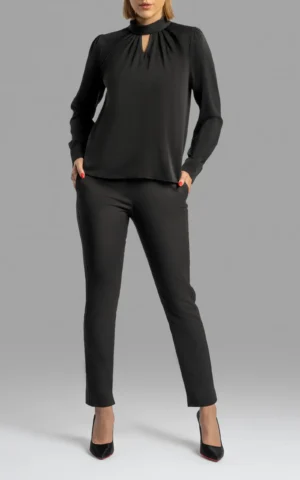 نمای قدی رو به رو شلوار زنانه مشکی رنگ رسمی نوادو