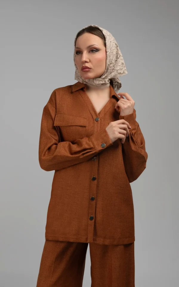 شومیز زنانه آجری رنگ پاییز-زمستانه یقه‌دار آستین بلند نوادو