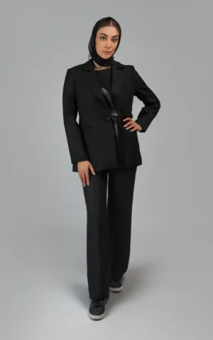 کت مشکی زنانه با کمربند چرمی باریک و دکمه‌دار پاییز-زمستانه نوادو