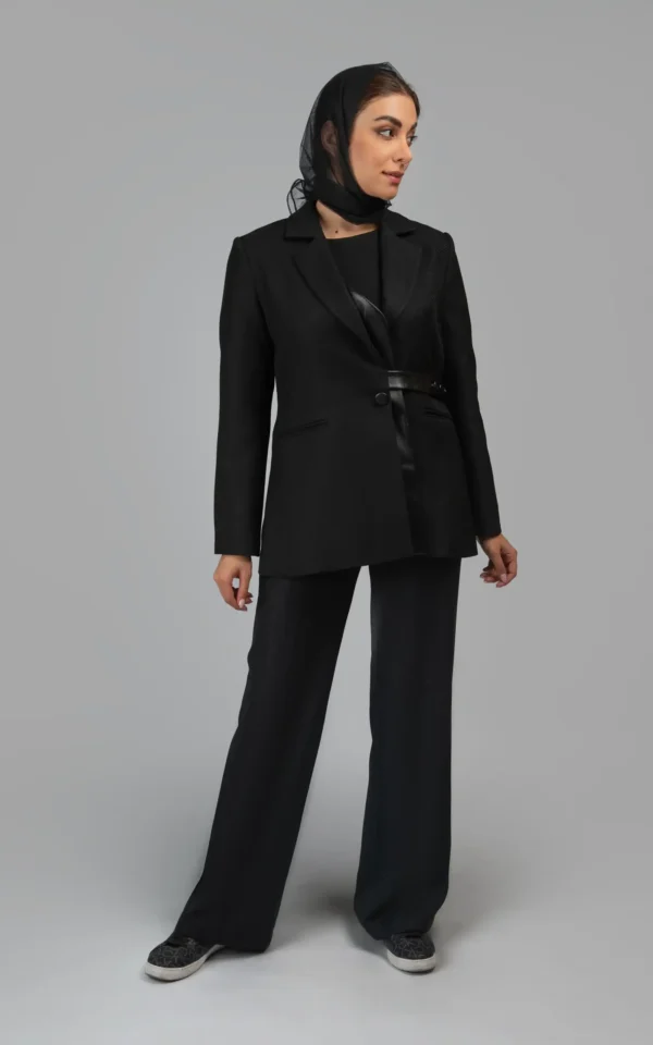 کت مشکی زنانه با کمربند چرمی باریک و دکمه‌دار پاییز-زمستانه نوادو
