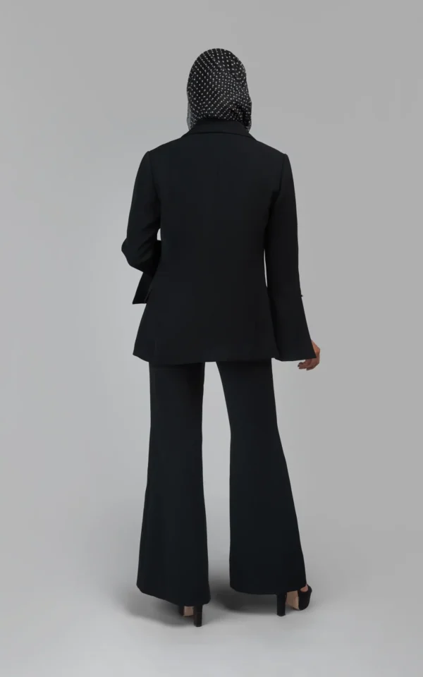 کت مشکی رسمی با دکمه طلایی و آستین‌چاک‌دار پاییز-زمستانه نوادو