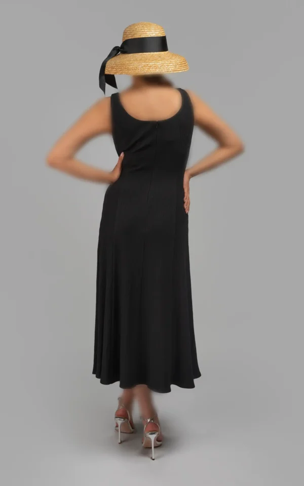 پیراهن مشکی بلند بدون‌آستین با یقه چهارگوش ساده پاییز-زمستانه نوادو