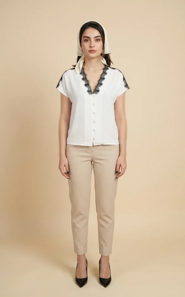 تاپ زنانه سفید با یقه هفت با توری مشکی ظریف نوادو کد 404111111572 - Image 3