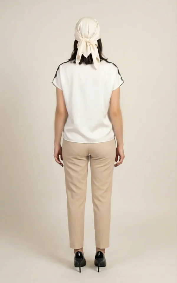 تاپ زنانه سفید با یقه هفت با توری مشکی ظریف نوادو کد 404111111572 - Image 4