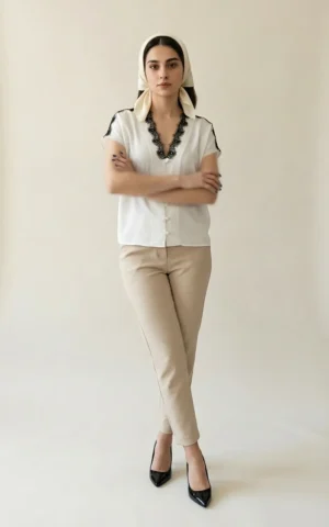 تاپ زنانه سفید با یقه هفت با توری مشکی ظریف نوادو کد 404111111572 - Image 2